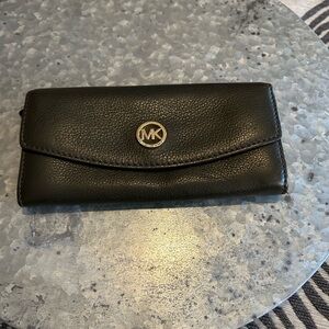Michael Kors Green Wallet Sleek Leather Design